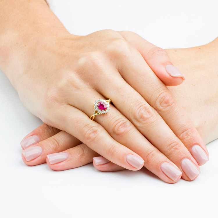 Pierścionek z rubinem