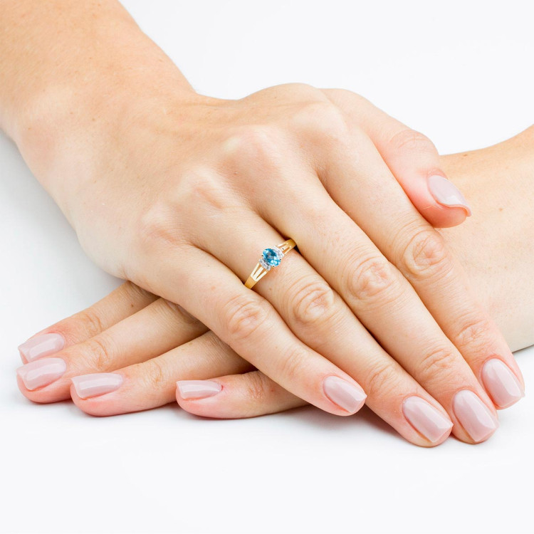 Złoty pierścionek z topazem