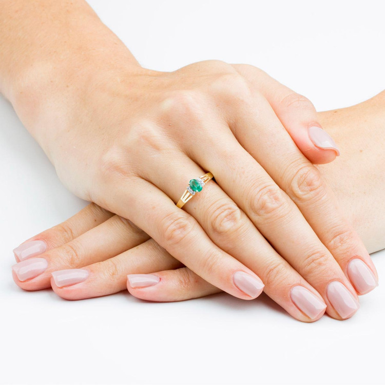 Pierścionek ze złota ze szmaragdem i diamentami