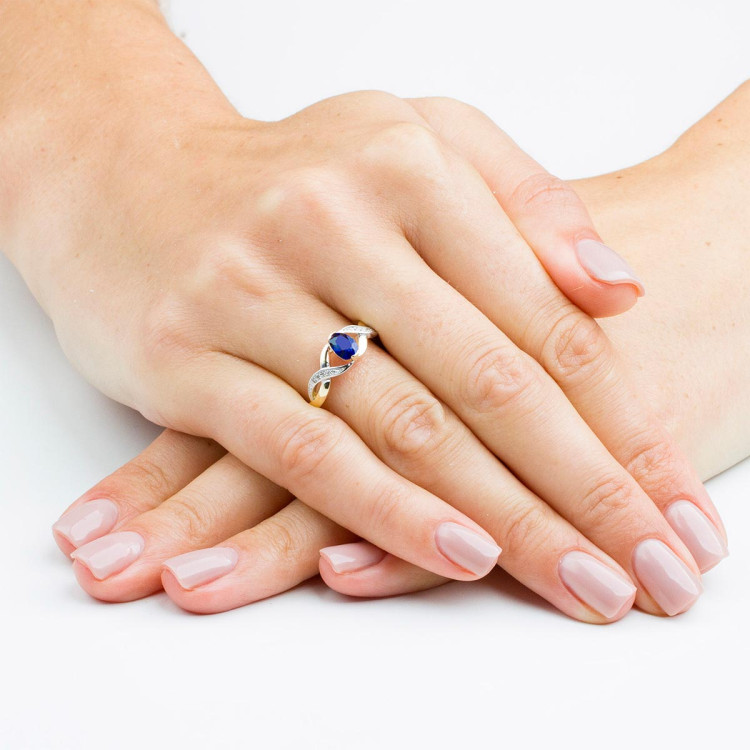 Pierścionek z białego złota z szafirem