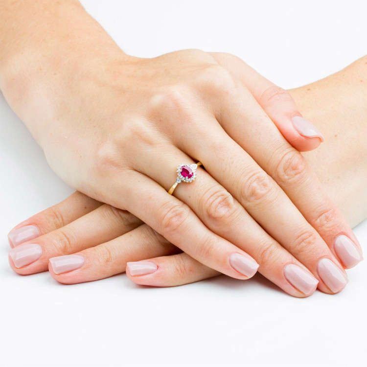 Pierścionek z różowego złota z rubinem i diamentami