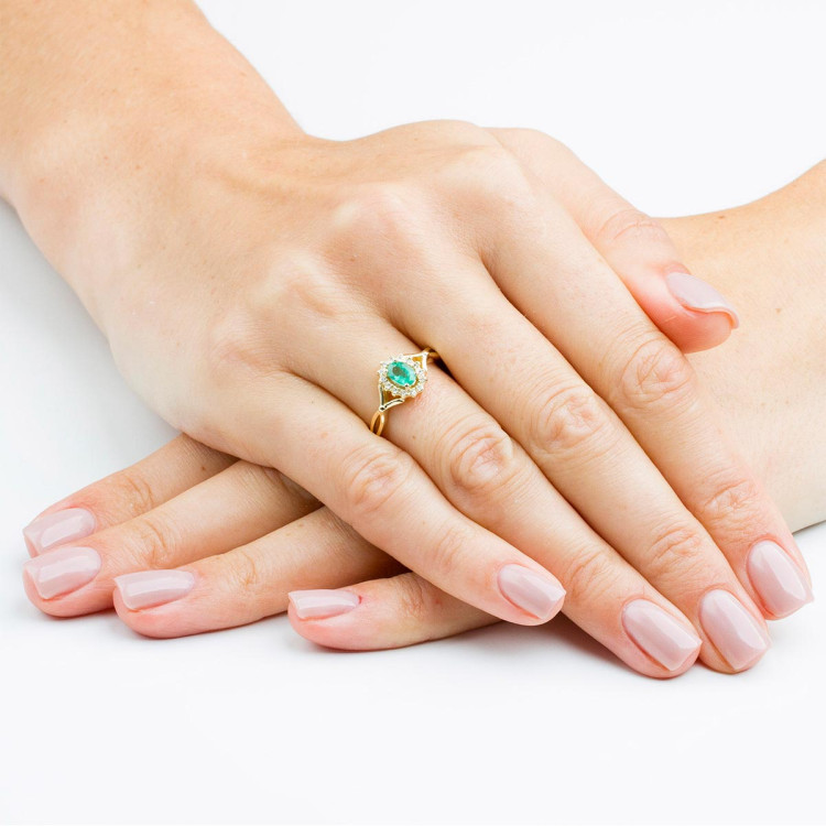 Pierścionek ze szmaragdem i diamentami