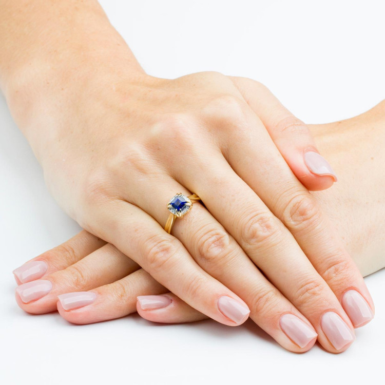 Pierścionek z białego złota z szafirem