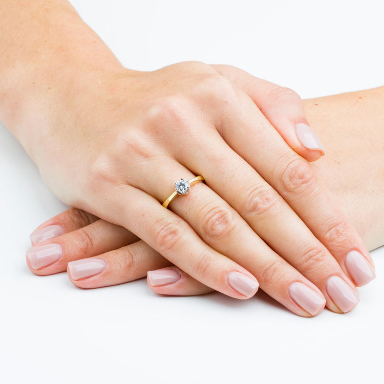 Pierścionek zaręczynowy z diamentem