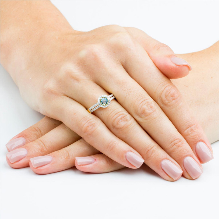 Złoty pierścionek z topazem i diamentami