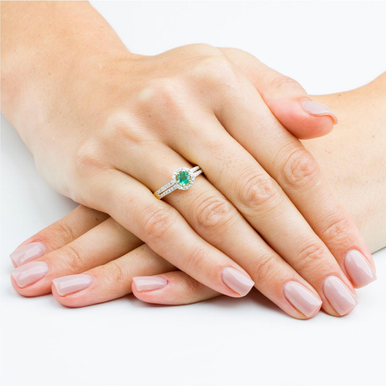 Złoty pierścionek ze szmaragdami i diamentami