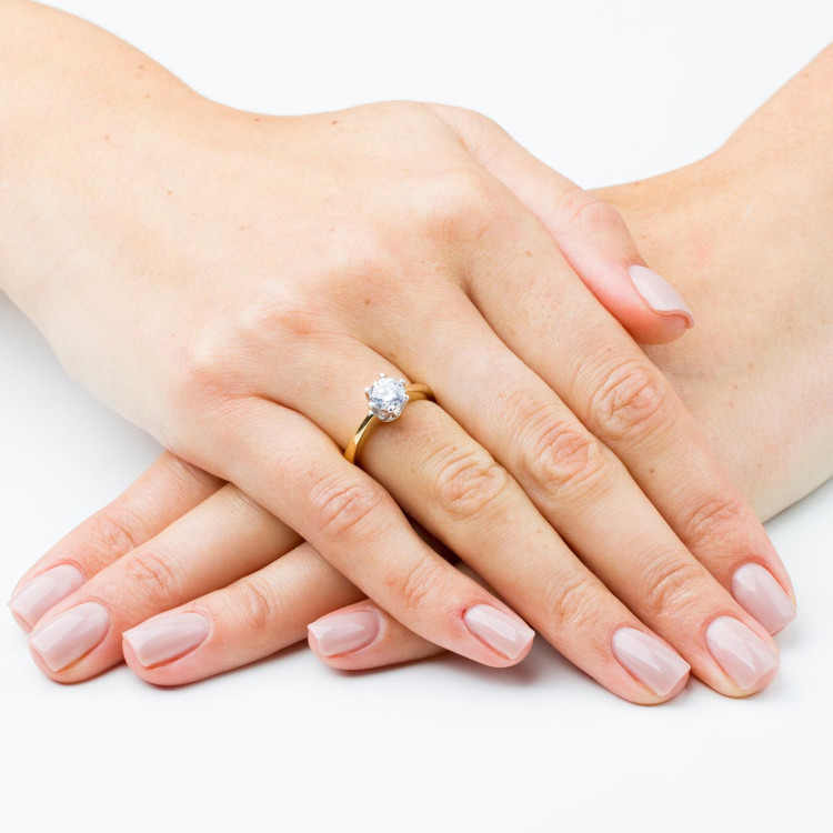 Pierścionek z diamentem