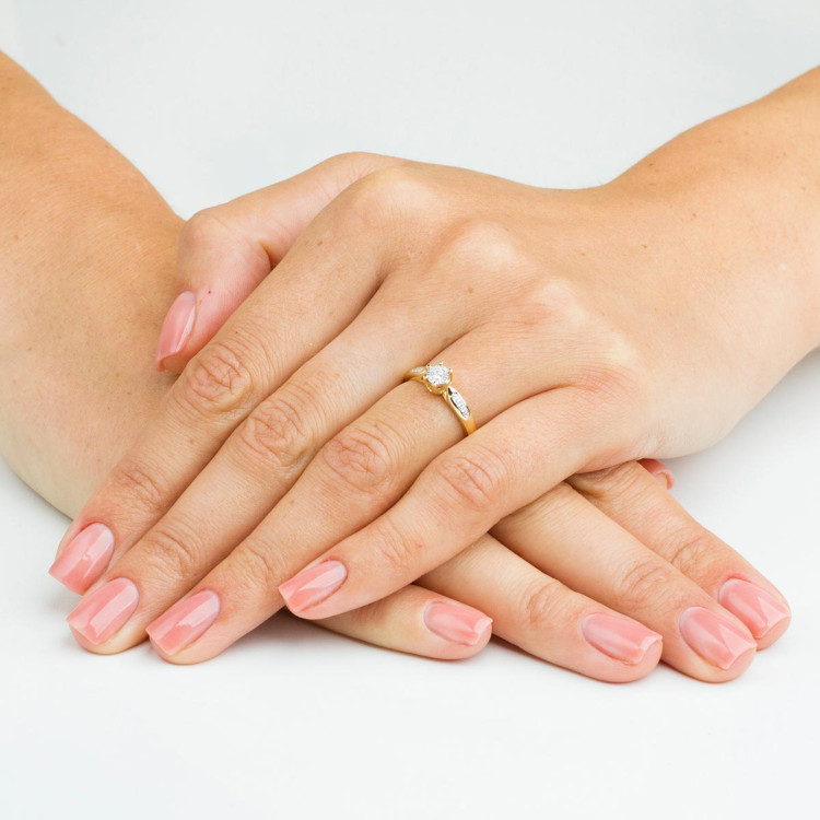 Pierścionek zaręczynowy z diamentami