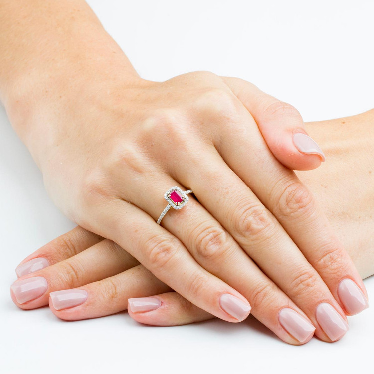 Pierścionek z rubinami i diamentami