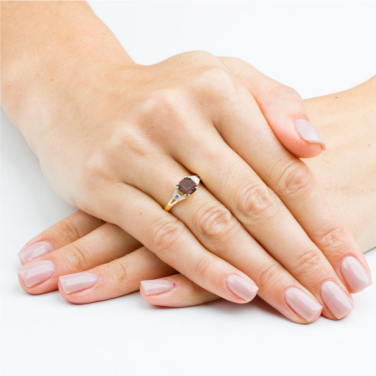 Pierścionek z granatem i diamentami