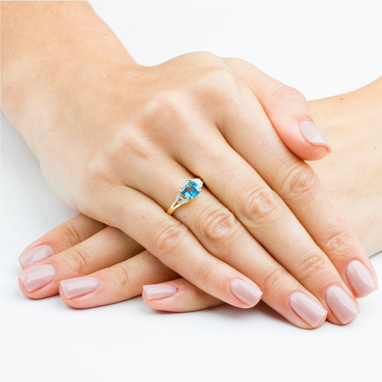 Pierścionek z topazem i diamentami