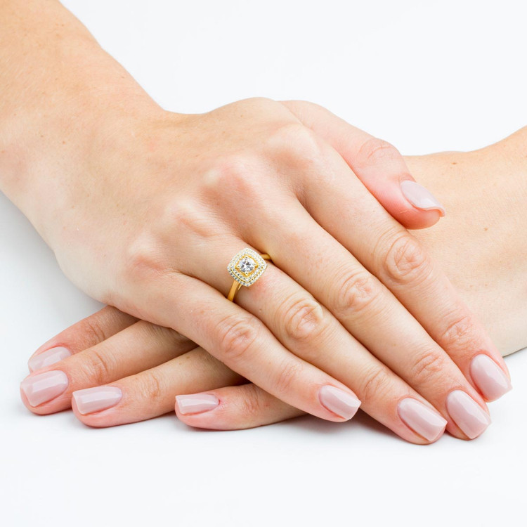 Pierścionek z różowego złota z diamentami