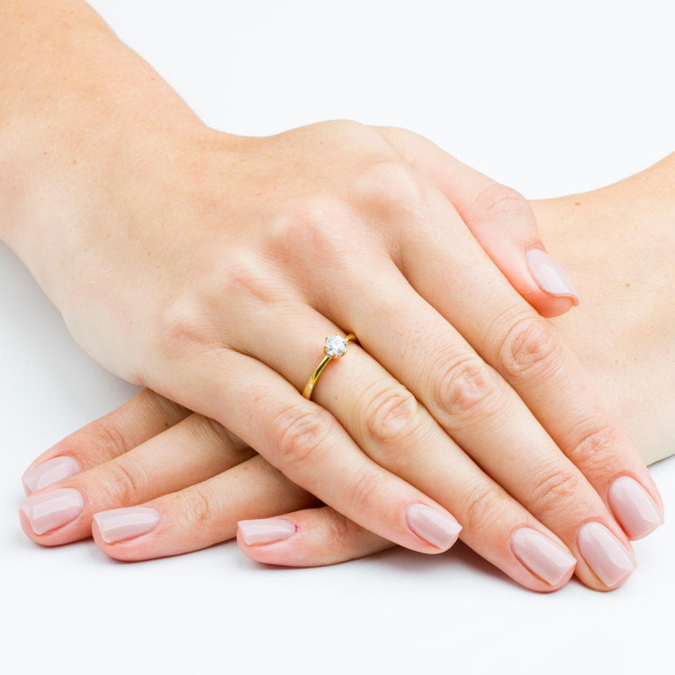 Klasyczny złoty pierścionek z diamentem