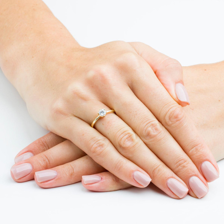 Pierścionek z diamentem z żółtego złota