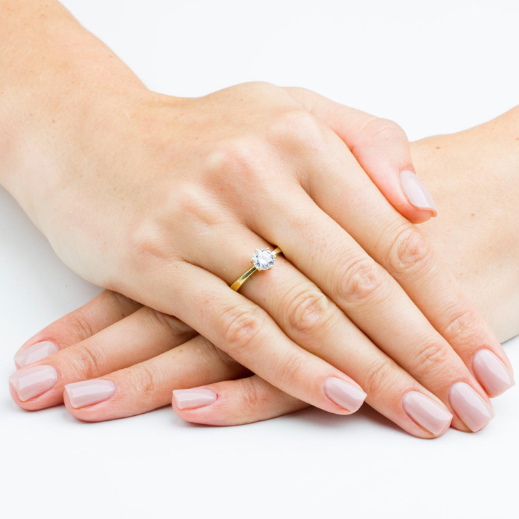 Pierścionek zaręczynowy z diamentem