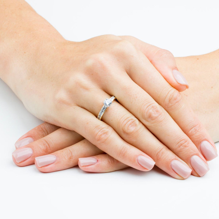 Pierścionek zaręczynowy z diamentami