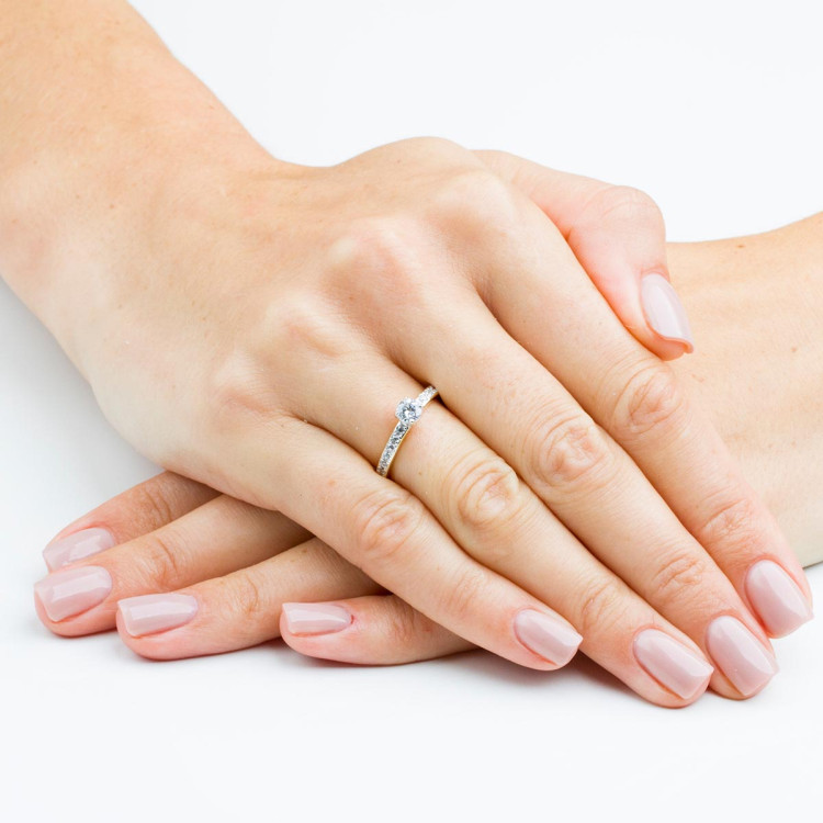 Pierścionek z białego złota z diamentami