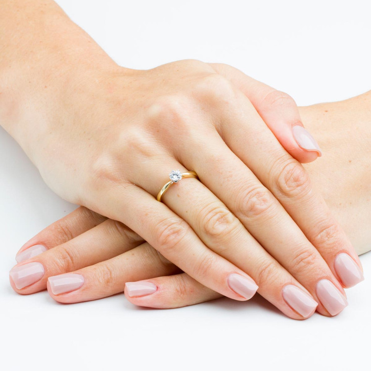 Pierścionek zaręczynowy z diamentami