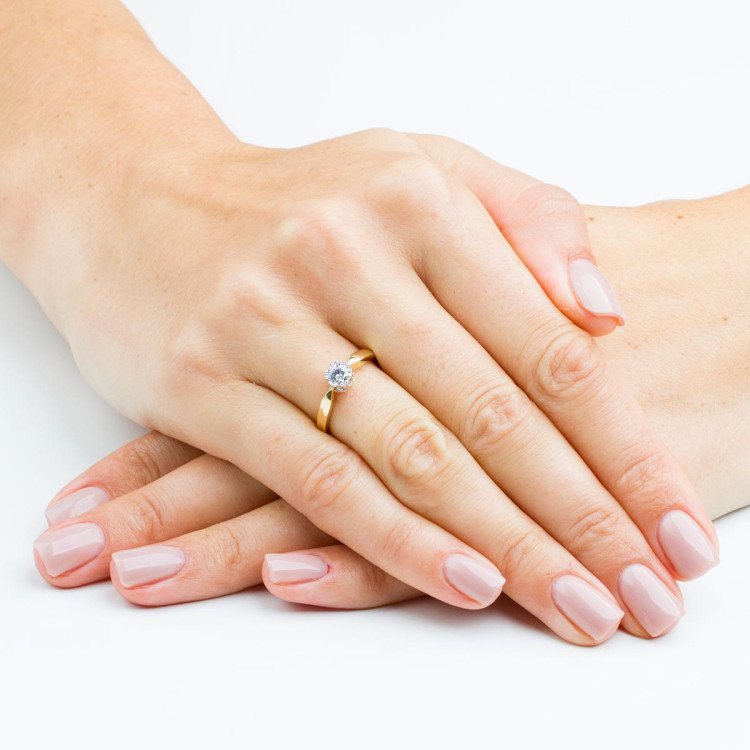 Pierścionek z diamentem z różowego złota