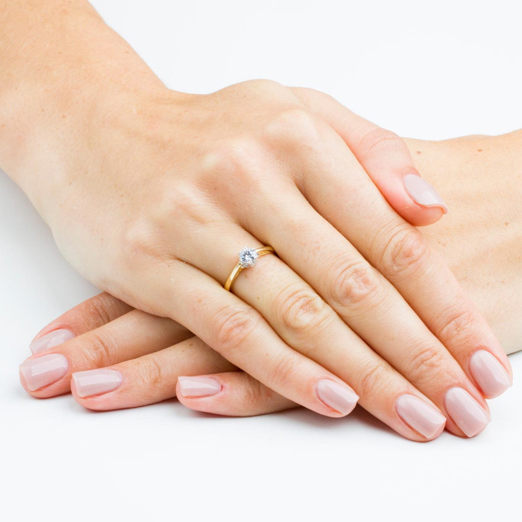 Klasyczny złoty pierścionek z diamentem