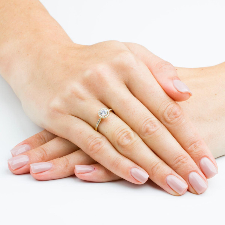 Pierścionek z żółtego złota z diamentami