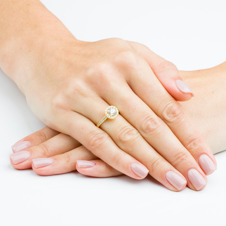 Pierścionek zaręczynowy z diamentami