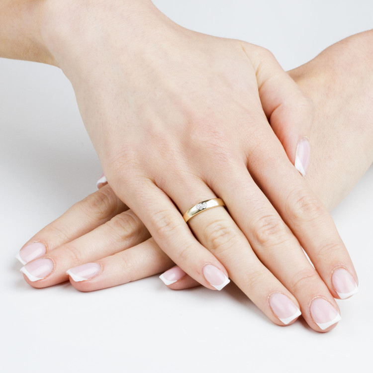 Pierścionek z białego złota z symbolami serc z diamentami