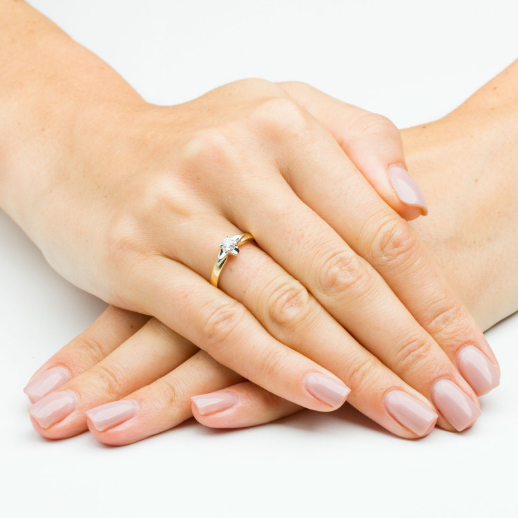 Pierścionek ze złota z cyrkonią