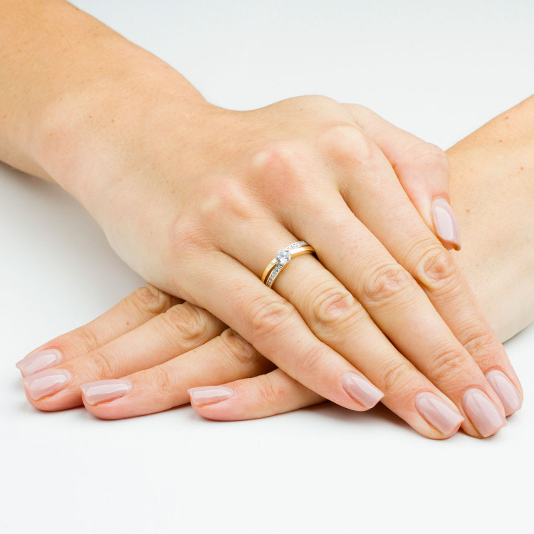 Pierścionek ze złota z cyrkoniami