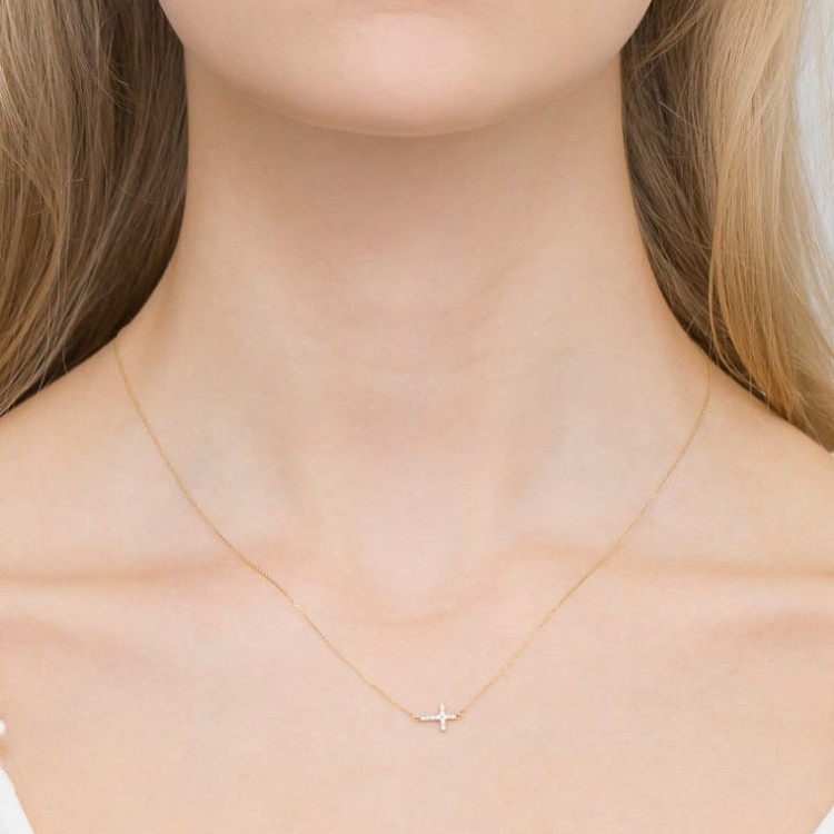 Złota celebrytka z diamentami krzyżyk