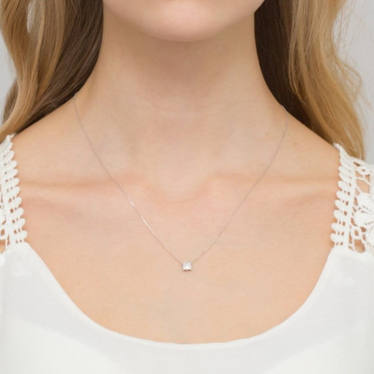 Celebrytka kostka z diamentami z białego złota