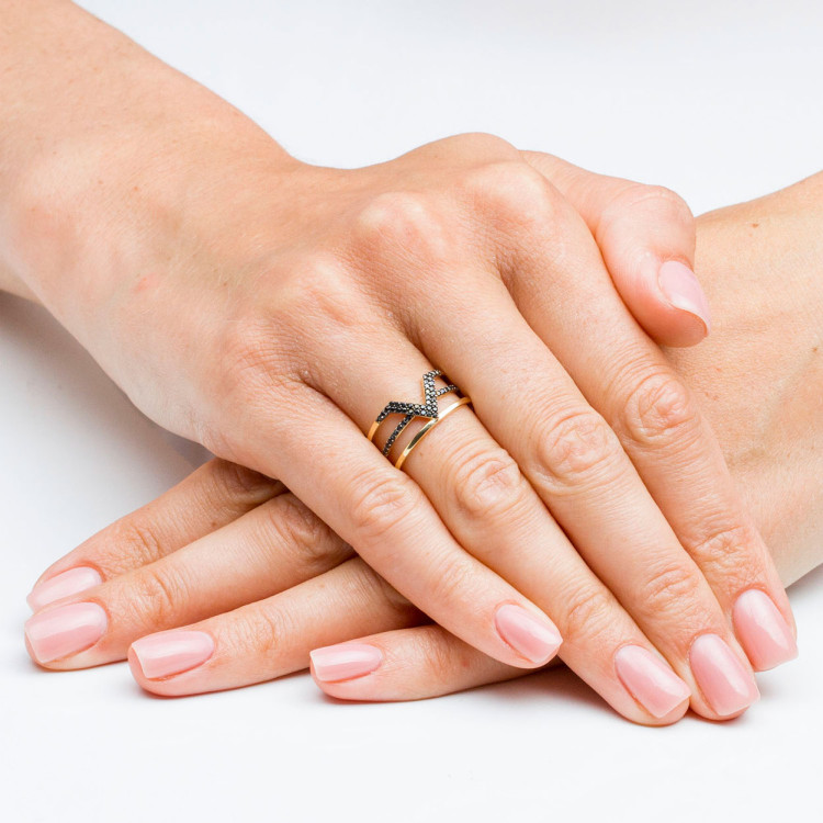 Pierścionek ze złota z czarnymi cyrkoniami