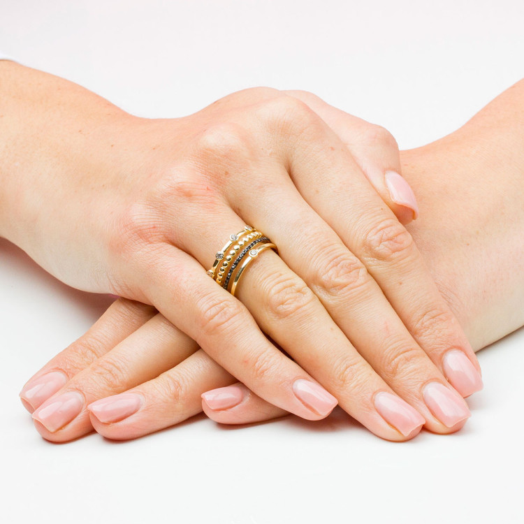 Pierścionek ze złota z czarnymi cyrkoniami