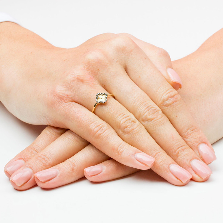 Pierścionek ze złota z czarnymi cyrkoniami