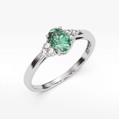 Pierścionek ze szmaragdem i diamentami