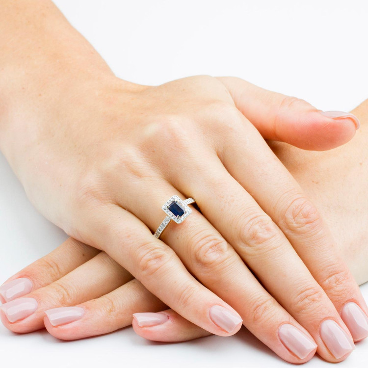 Złoty pierścionek z szafirem i diamentami