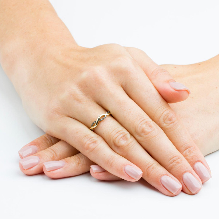 Pierścionek z czarnymi diamentami