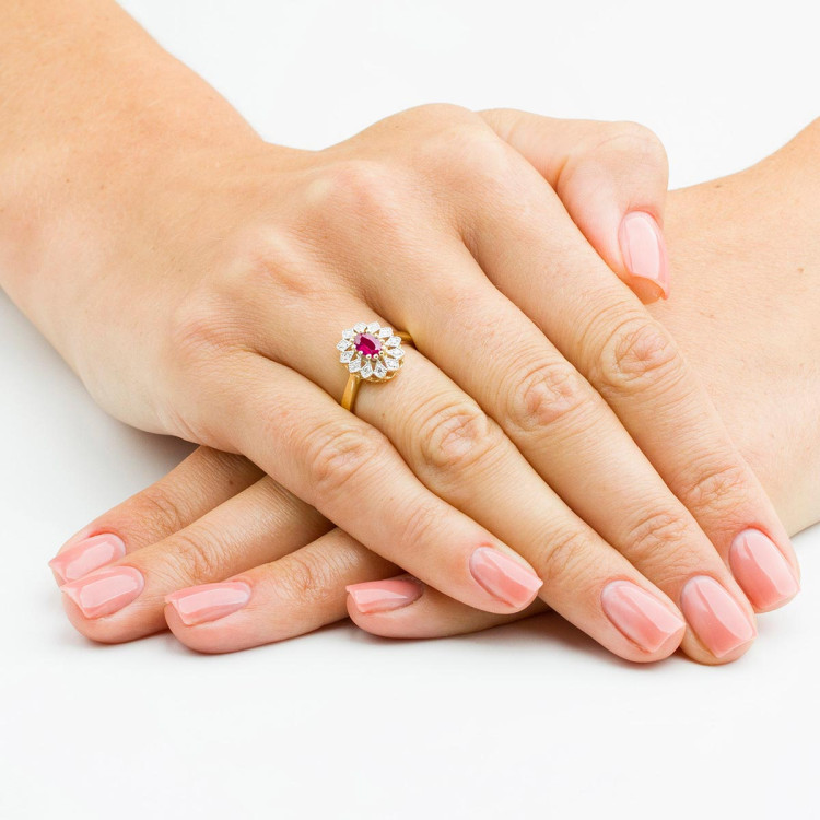 Złoty pierścionek z rubinem