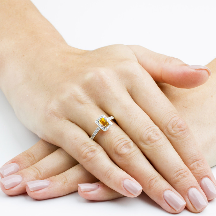 Złoty pierścionek z cytrynem i diamentami