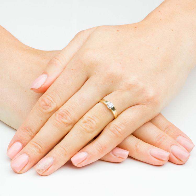 Pierścionek ze złota z cyrkonią