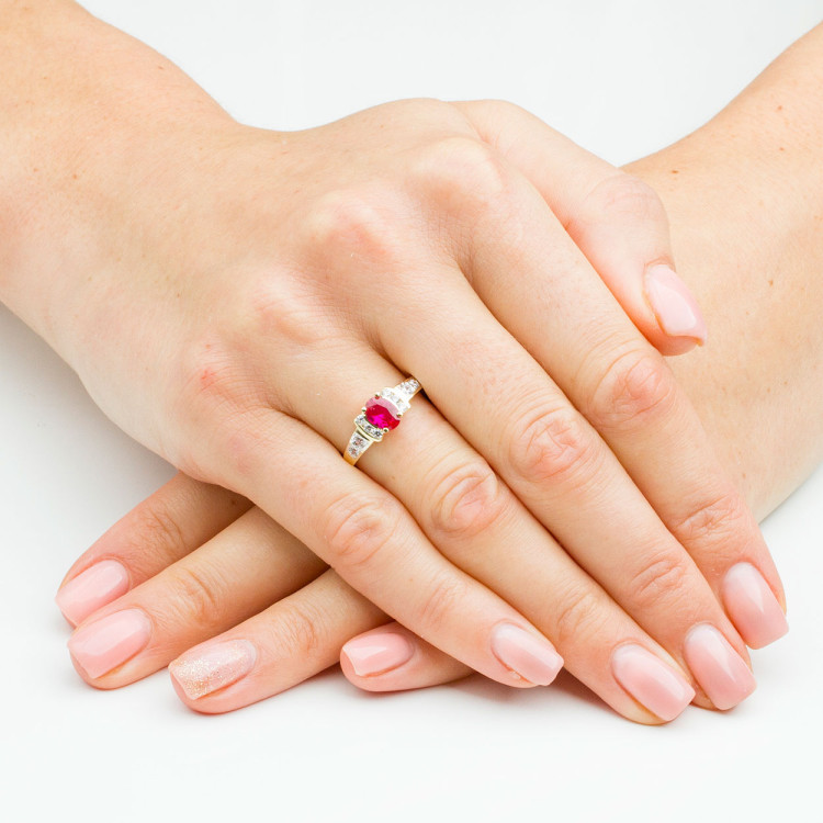 Pierścionek ze złota z czerwoną cyrkonią