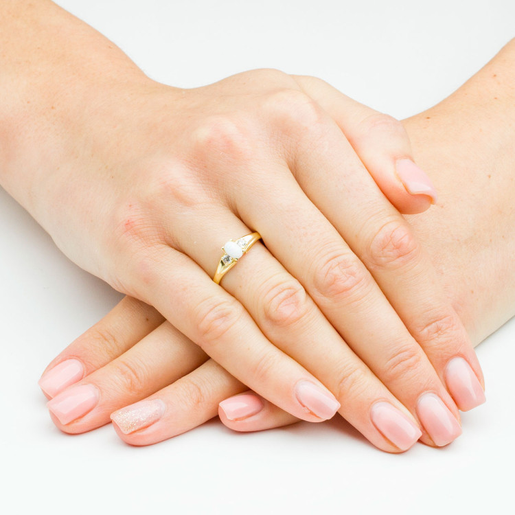 Pierścionek ze złota z opalem i cyrkoniami