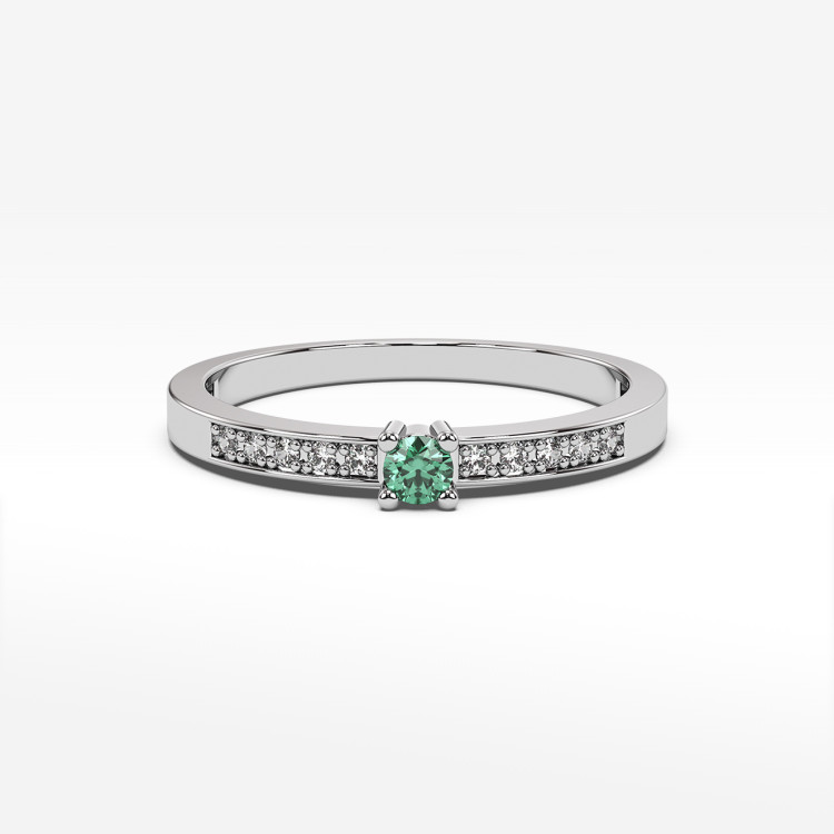 Pierścionek ze szmaragdem i diamentami