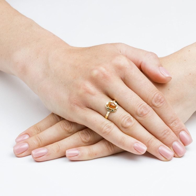 Pierścionek ze złota z bursztynem