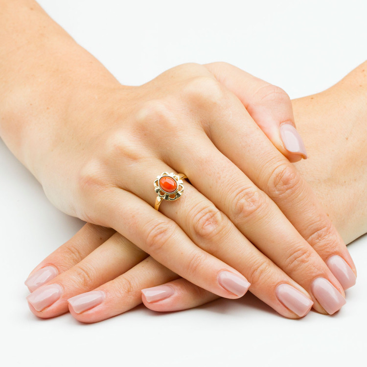 Pierścionek ze złota z koralem