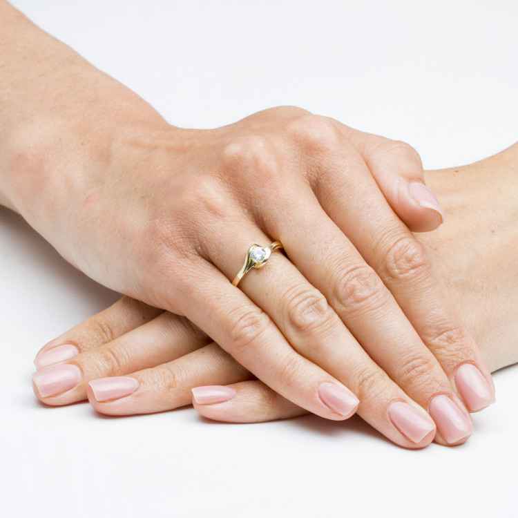 Pierścionek ze złota z cyrkonią