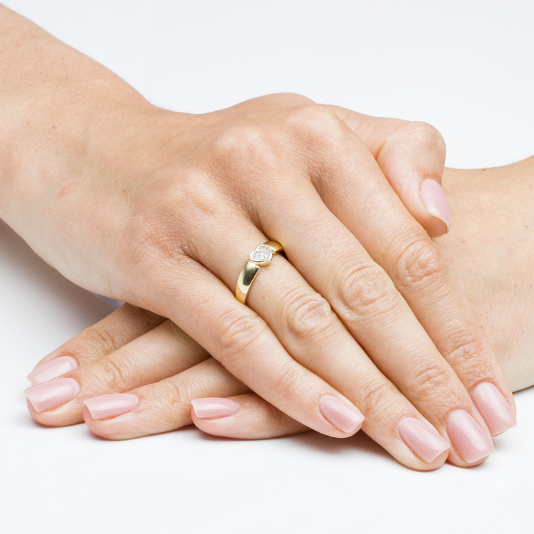 Pierścionek ze złota serce z cyrkoniami