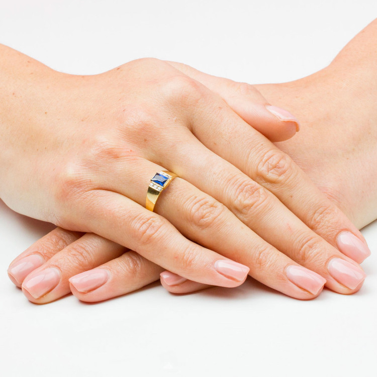 Pierścionek ze złota z niebieską cyrkonią