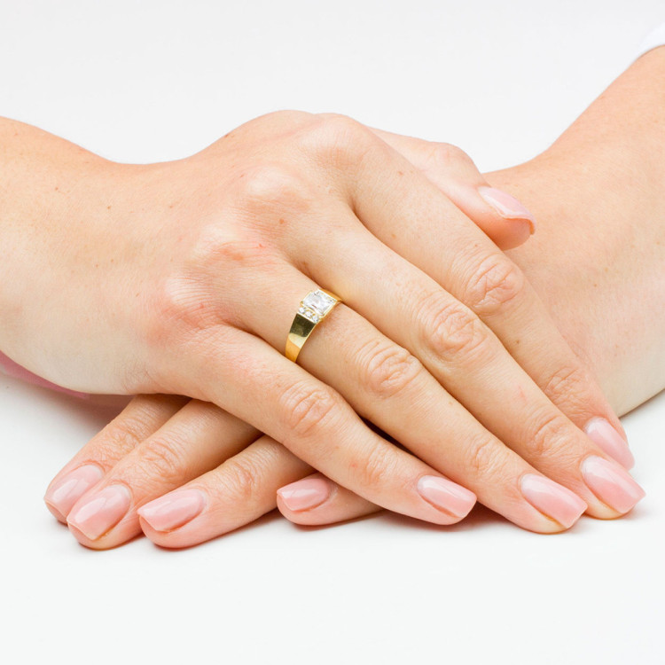 Pierścionek ze złota z białą cyrkonią