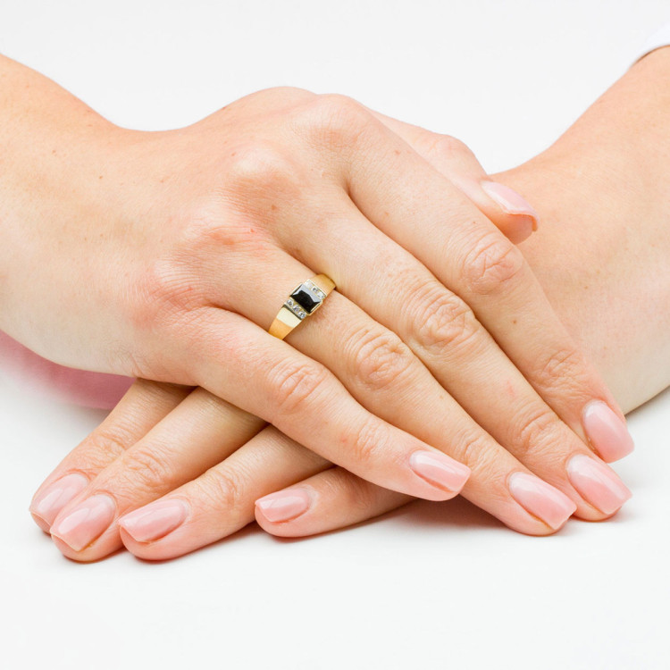 Pierścionek ze złota z czarną cyrkonią